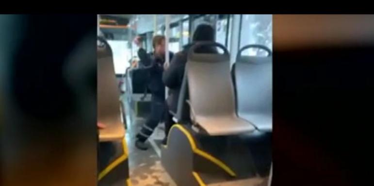 Луд нападна шофьор на автобус с чук